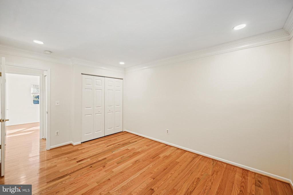 11 HOLLY RD