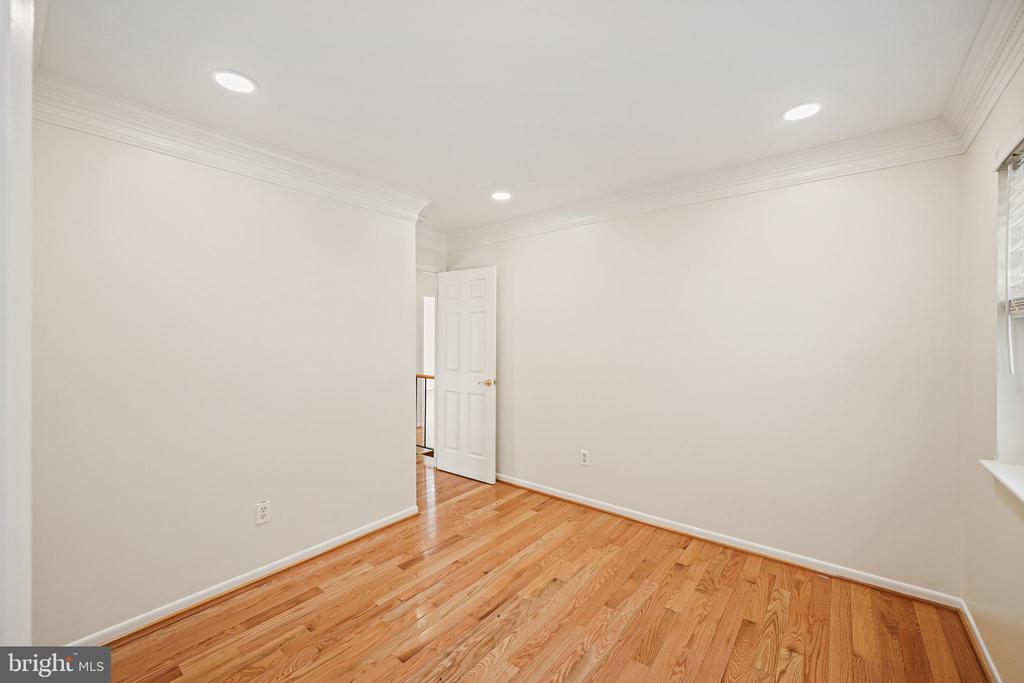 11 HOLLY RD