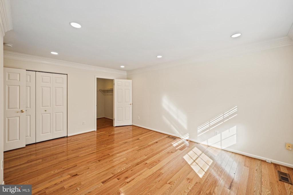 11 HOLLY RD