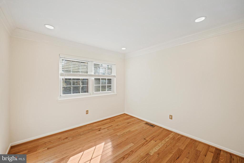 11 HOLLY RD