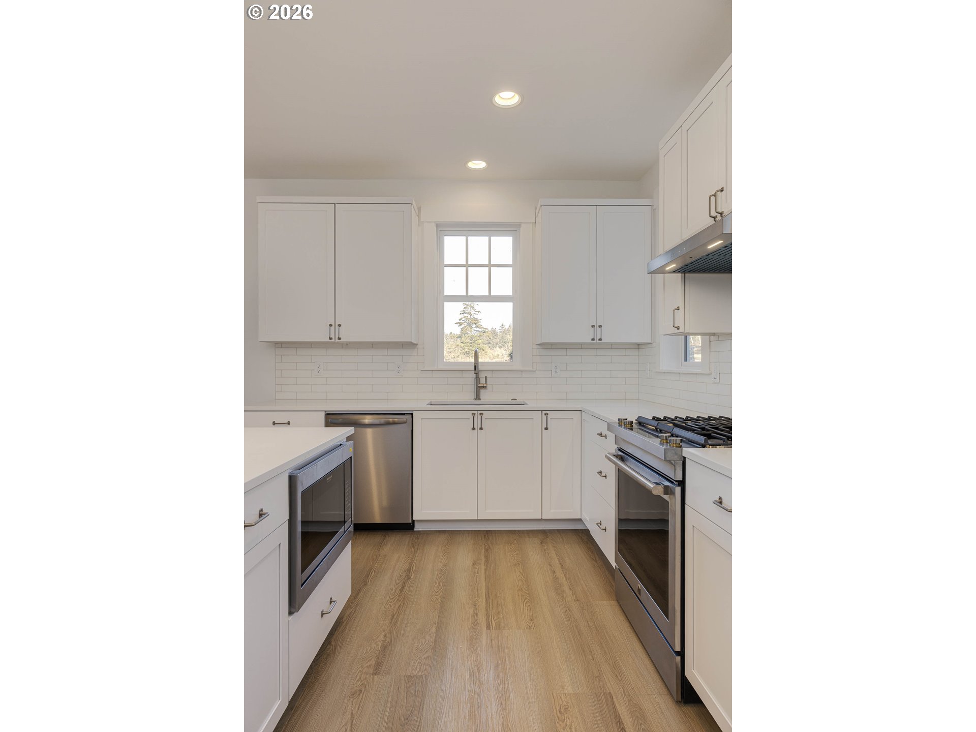 640 LILLIAN LN