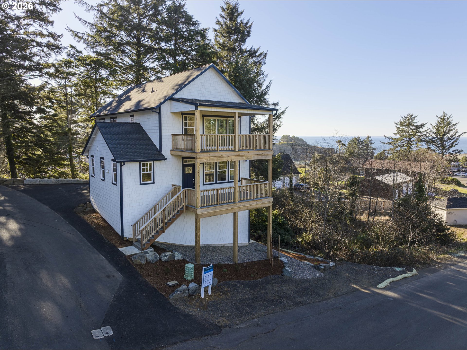 640 LILLIAN LN