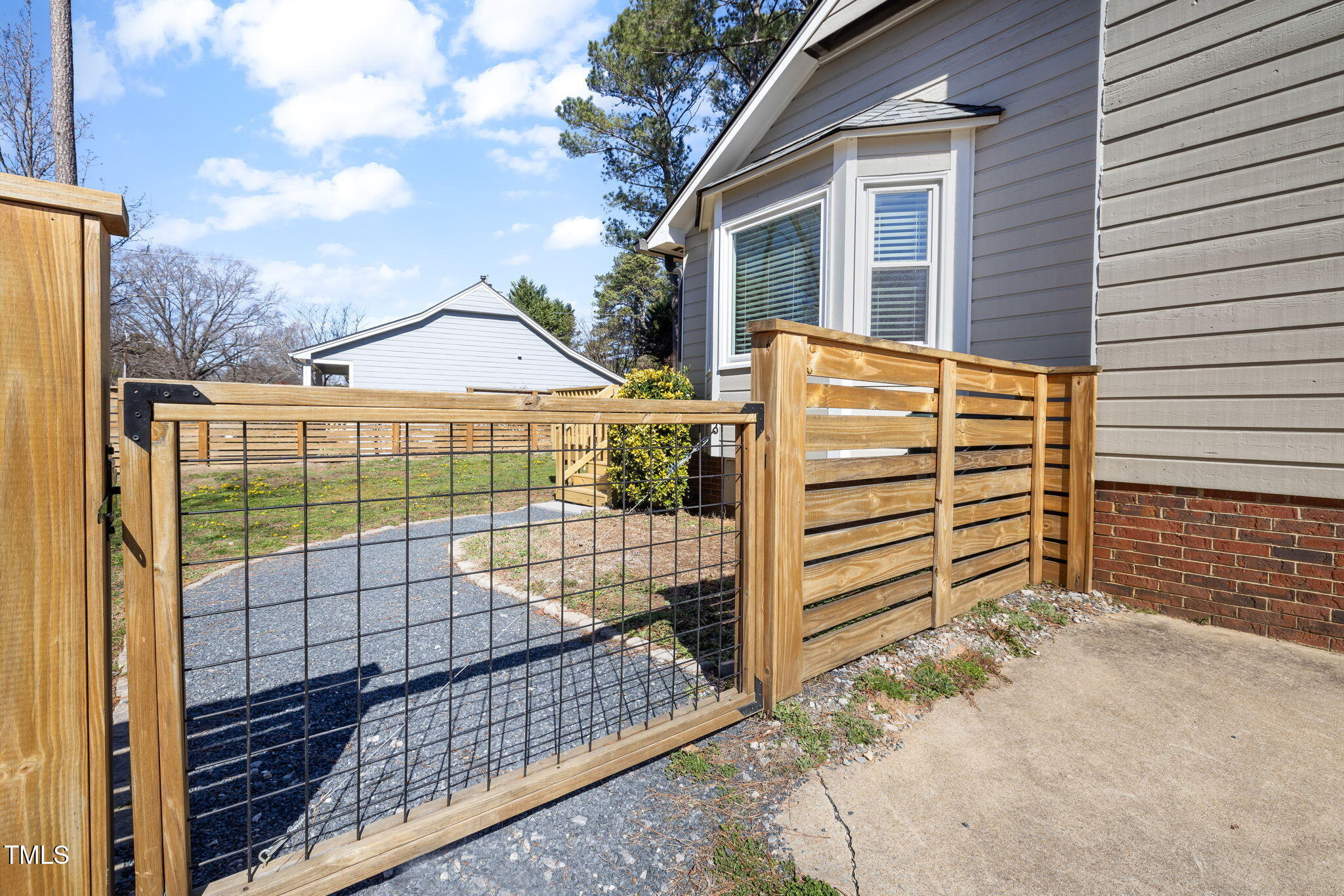 101 Longneedle Court