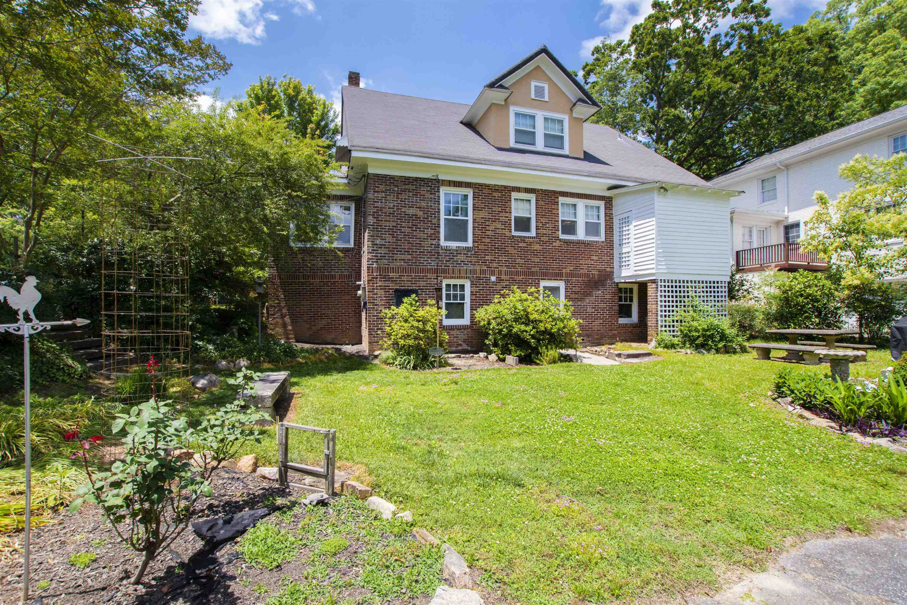 2112 Woodland Avenue