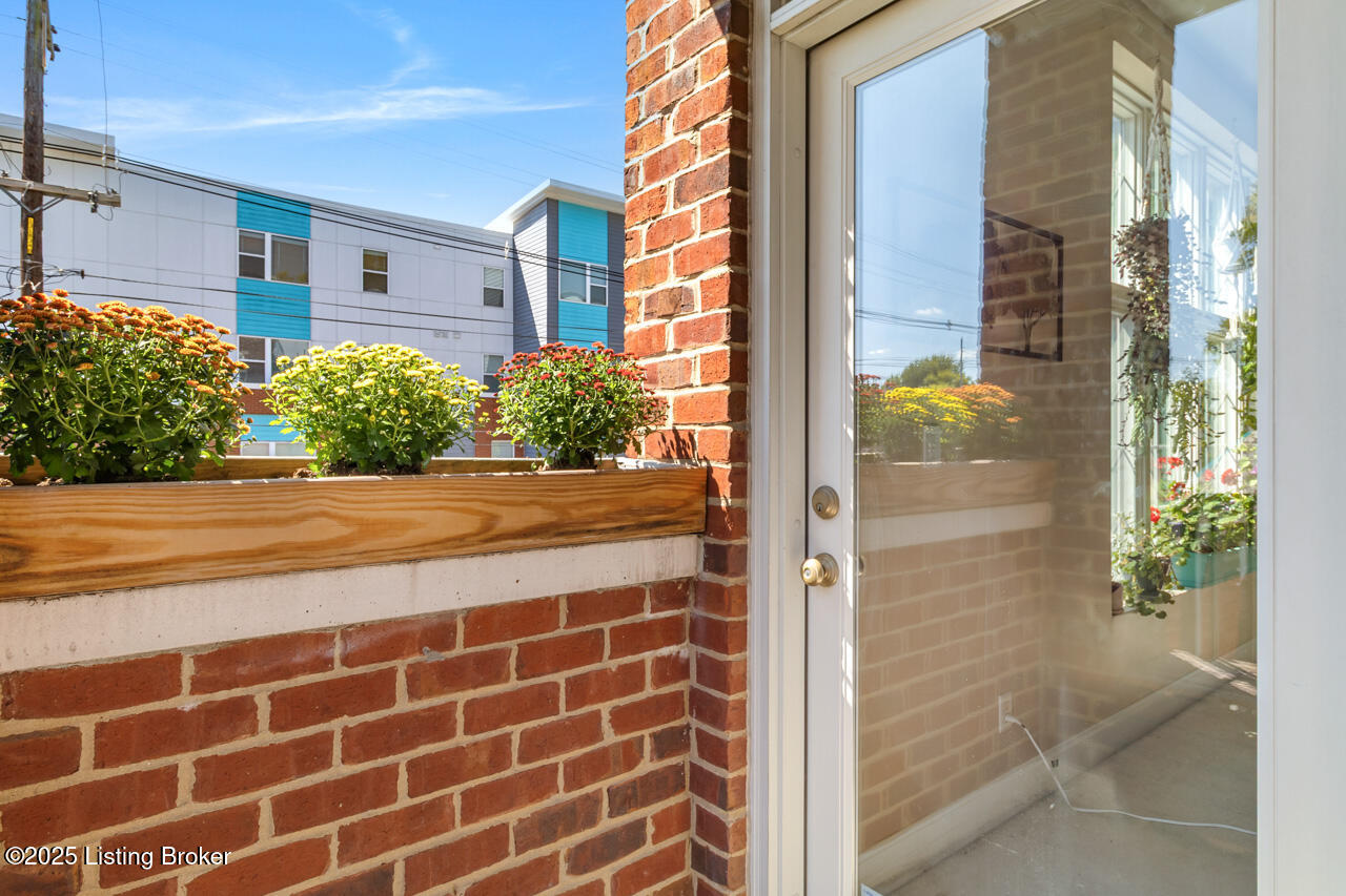 2011 Frankfort Ave, 204