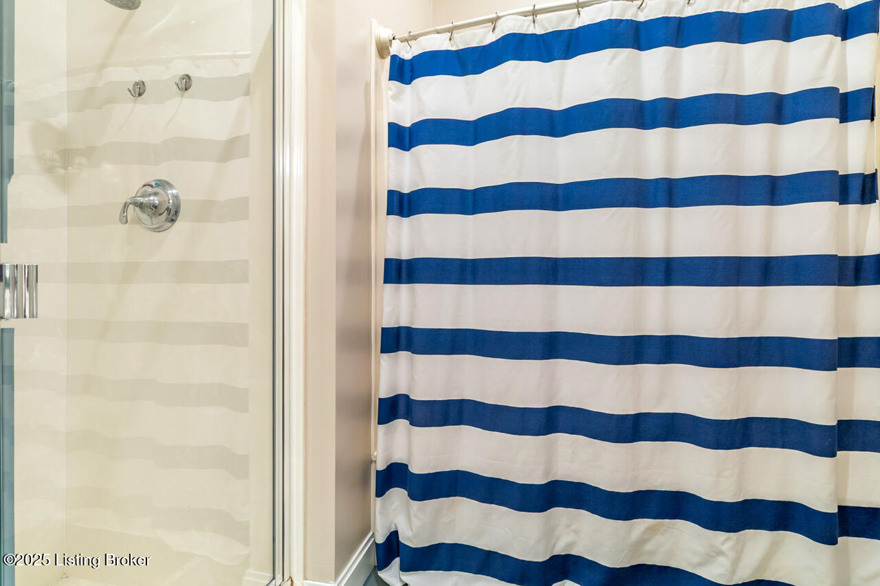 2011 Frankfort Ave, 204