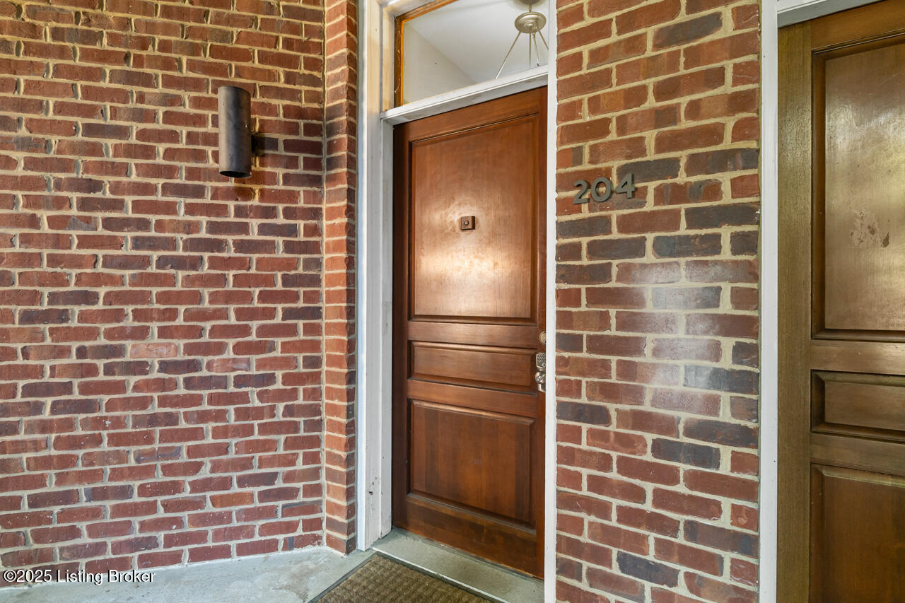 2011 Frankfort Ave, 204