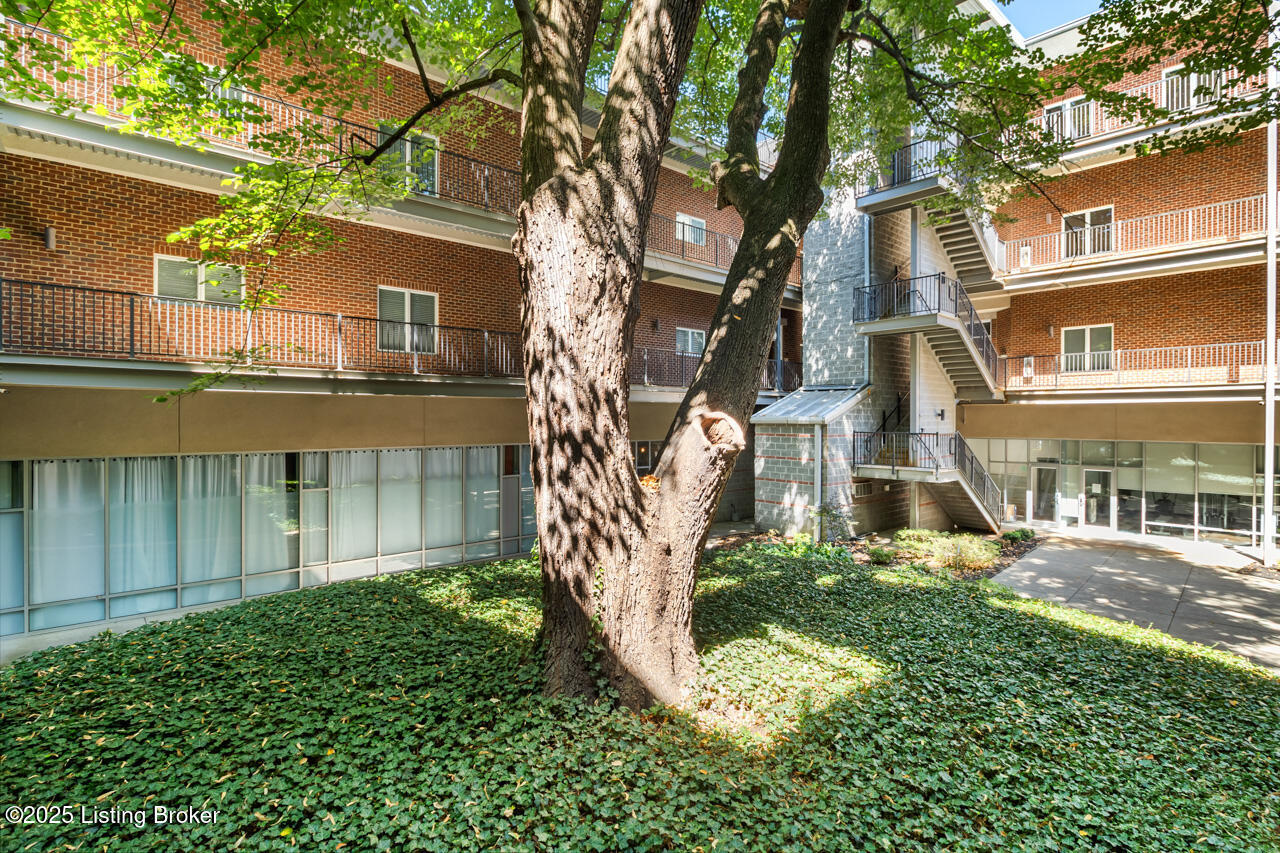 2011 Frankfort Ave, 204