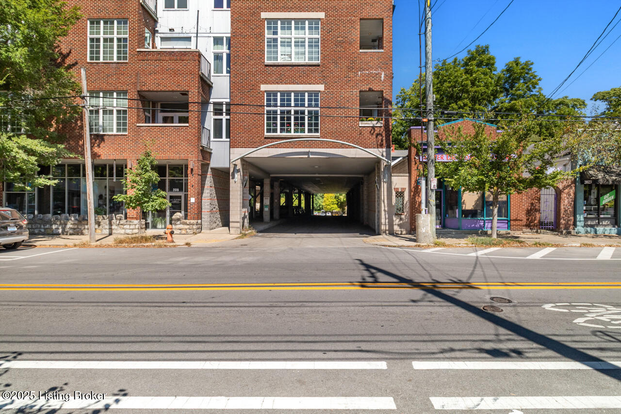 2011 Frankfort Ave, 204