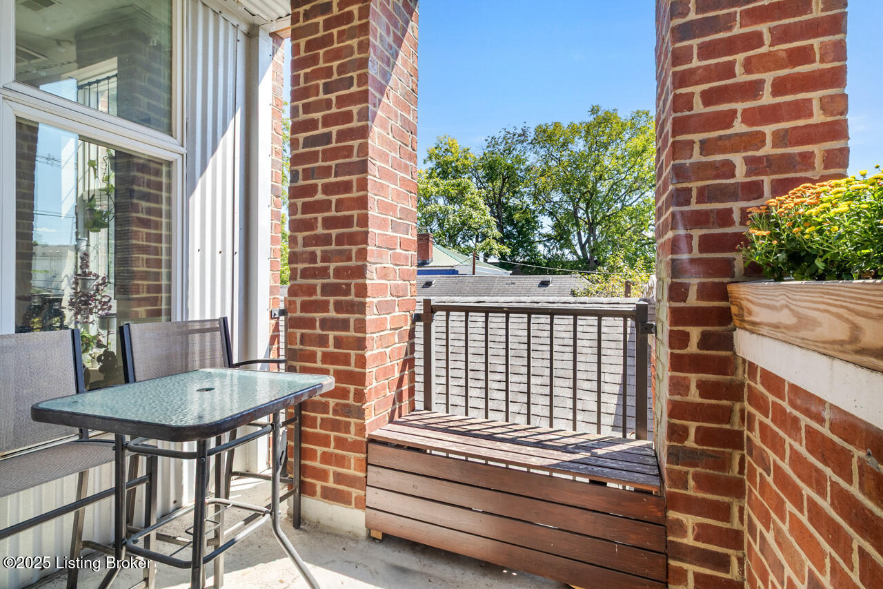 2011 Frankfort Ave, 204