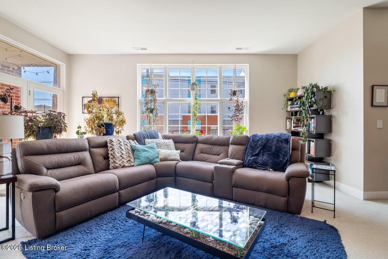 2011 Frankfort Ave, 204