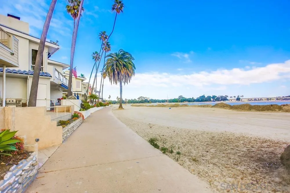 808 Ensenada Ct