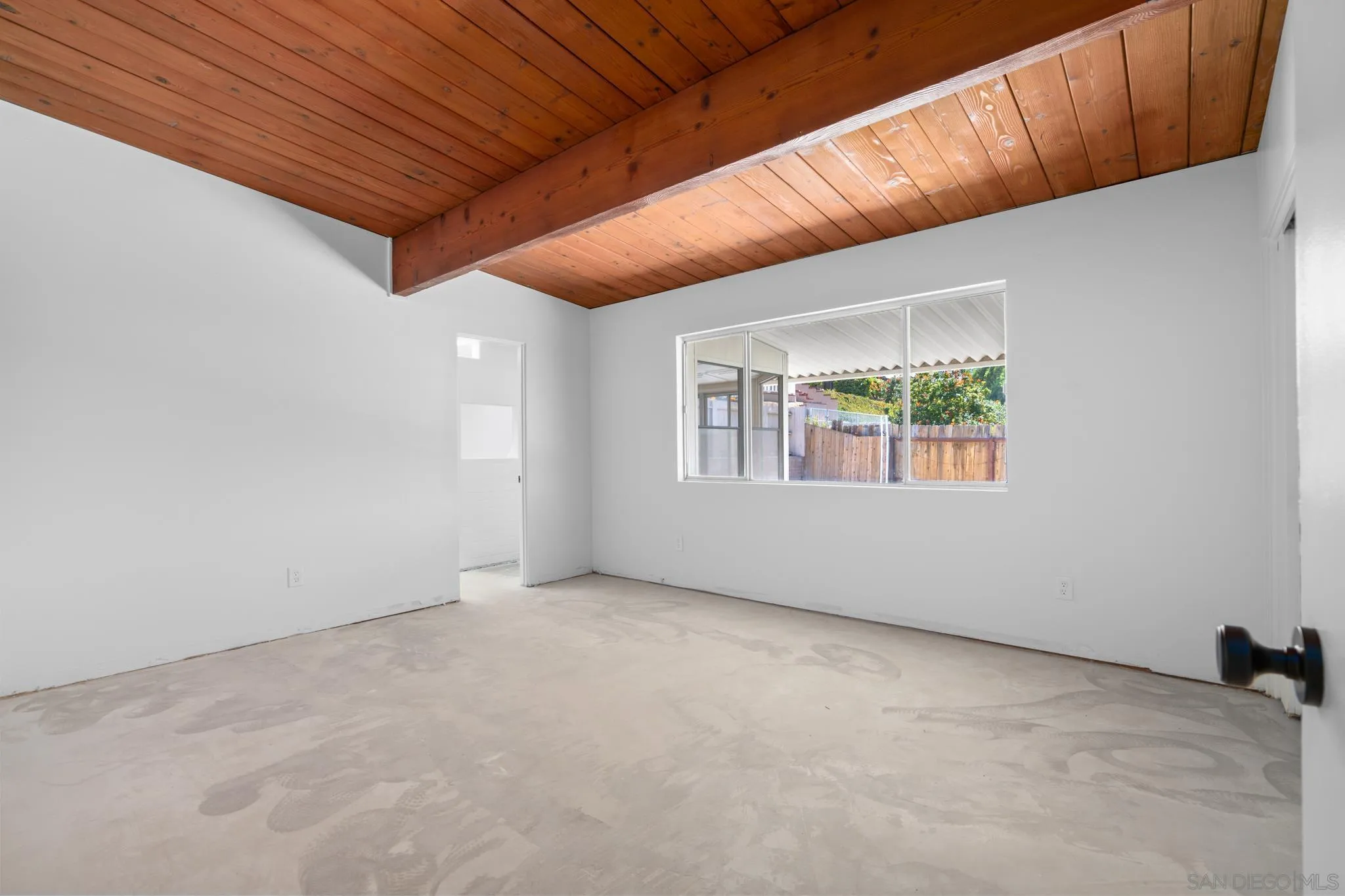 8441 Encino Ave