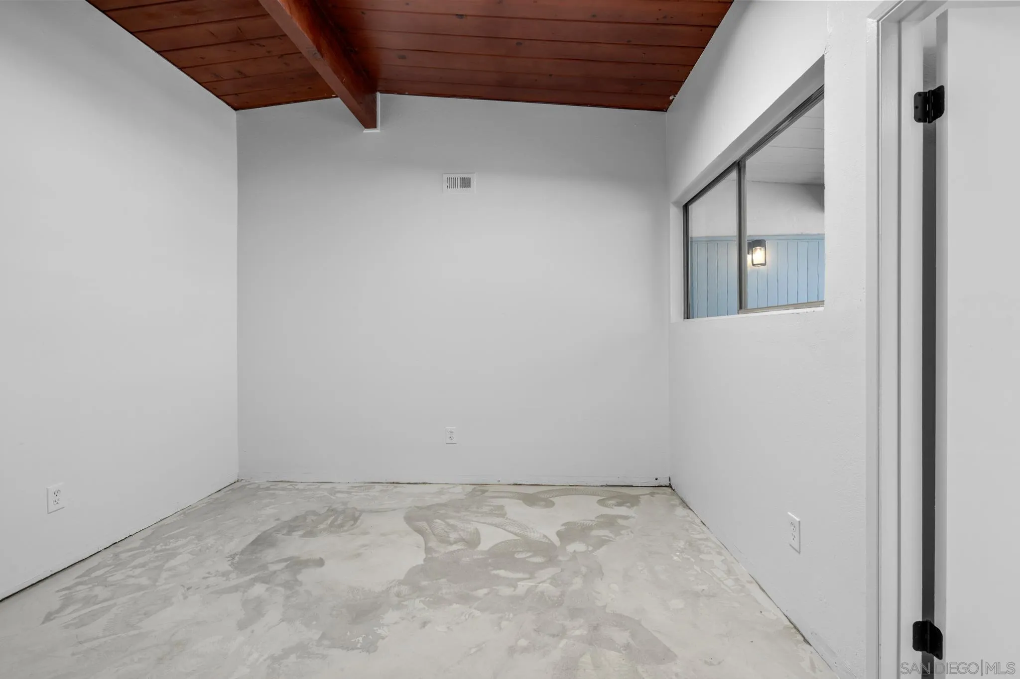 8441 Encino Ave