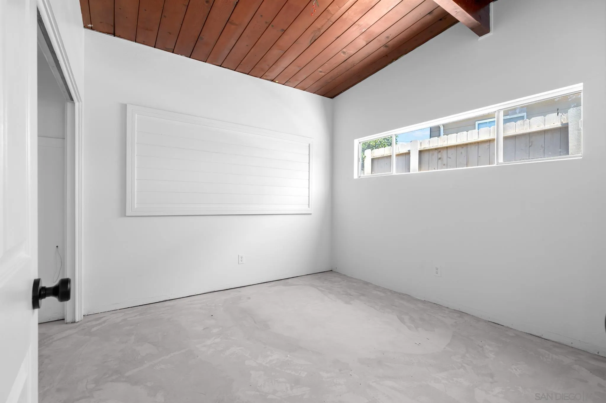 8441 Encino Ave