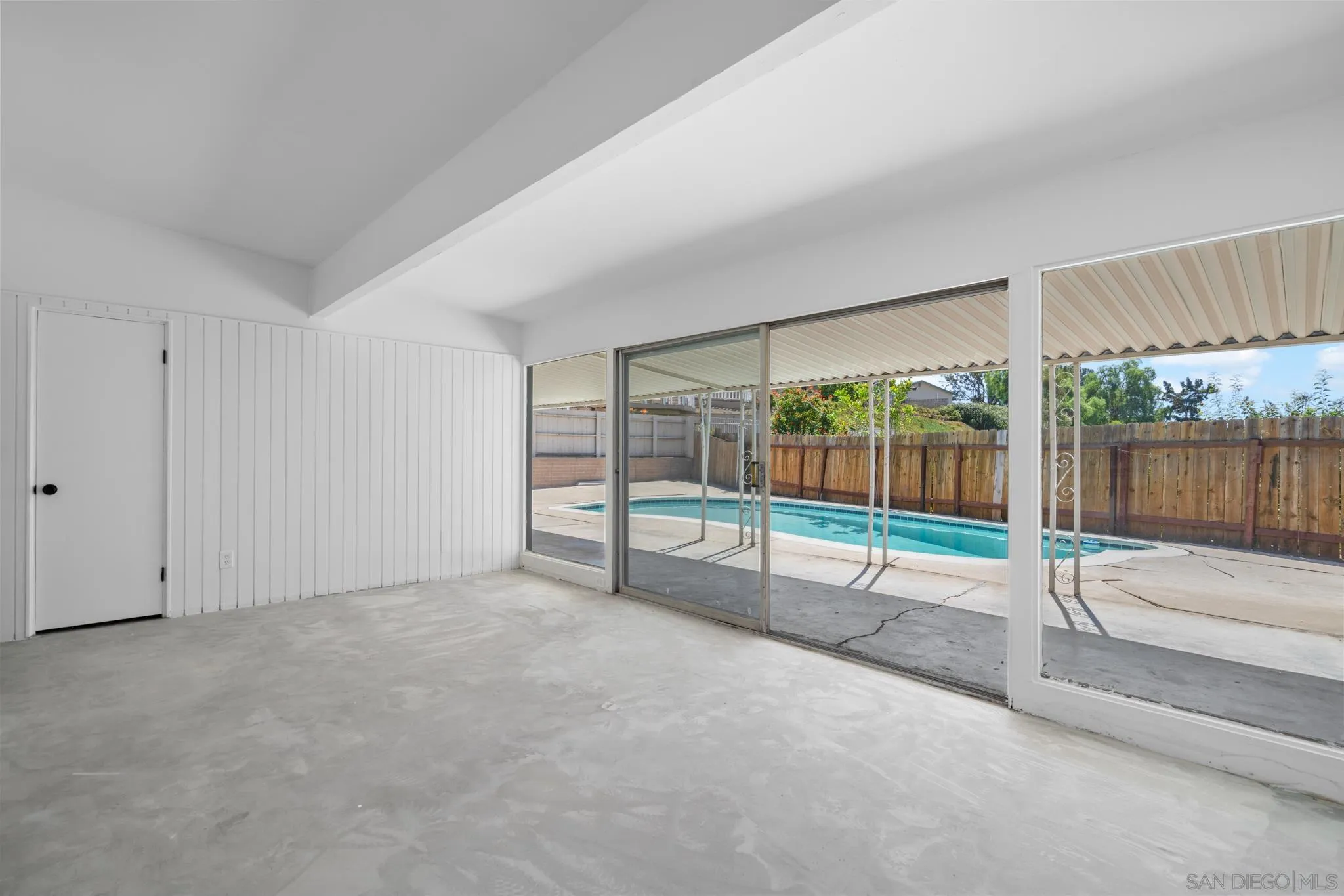8441 Encino Ave