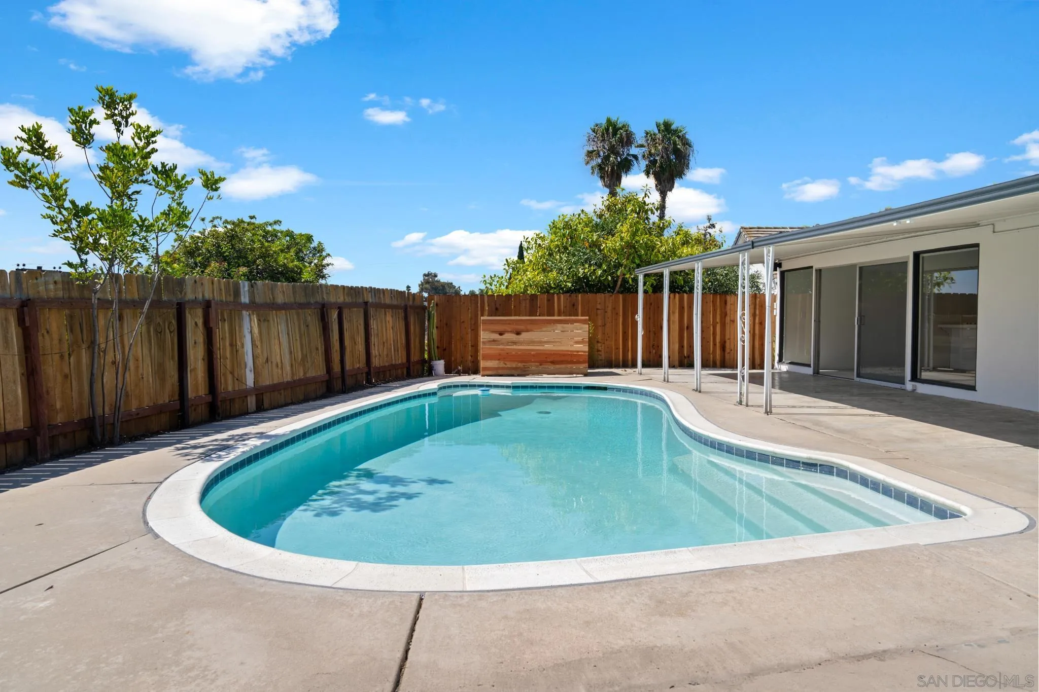 8441 Encino Ave