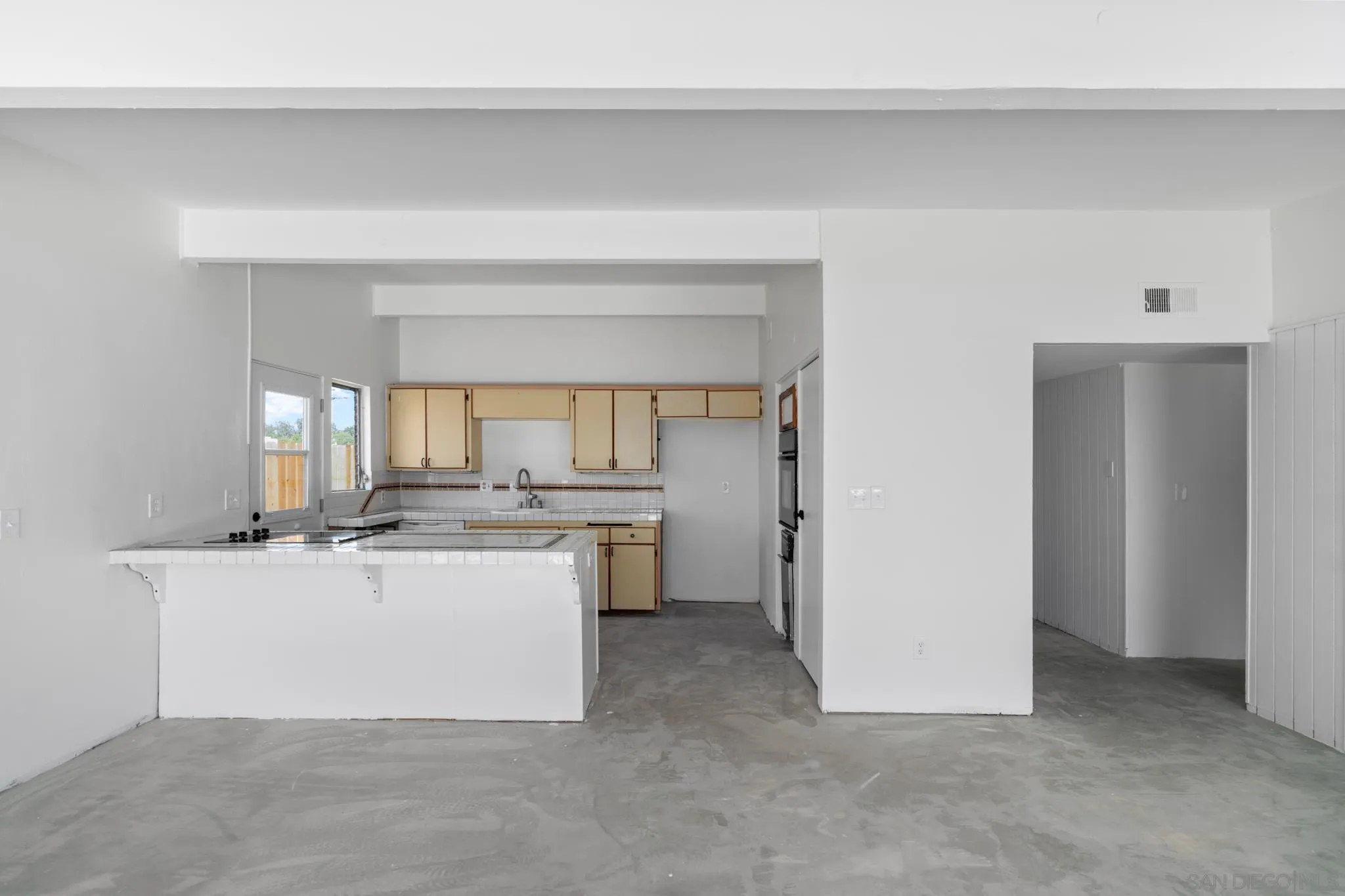 8441 Encino Ave