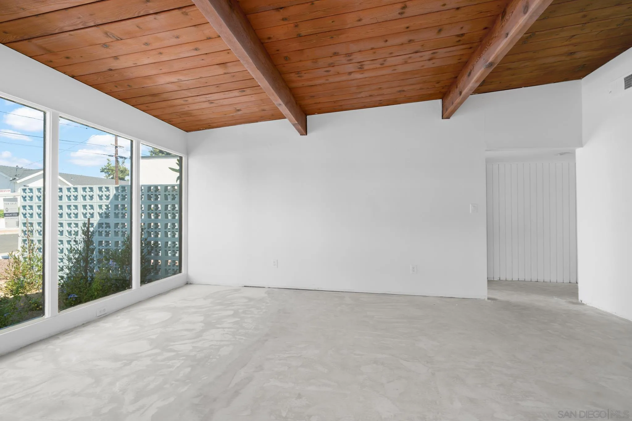 8441 Encino Ave