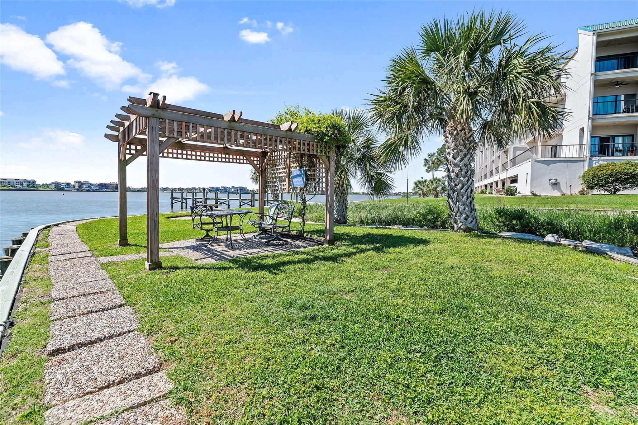 401 Lakeside Lane # 203