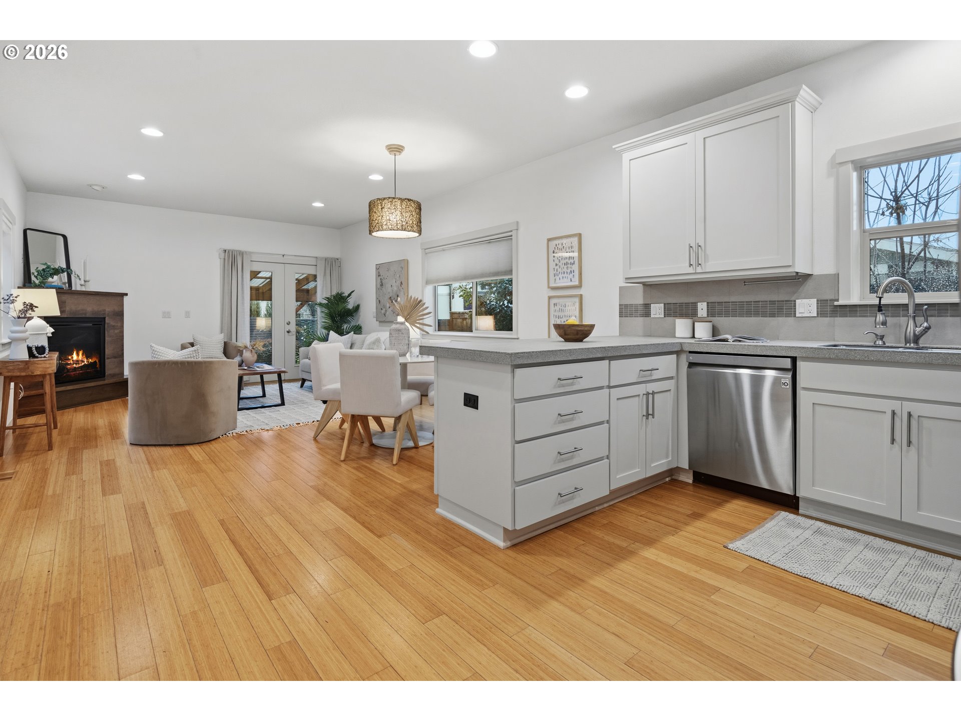 4720 N Commercial AVE