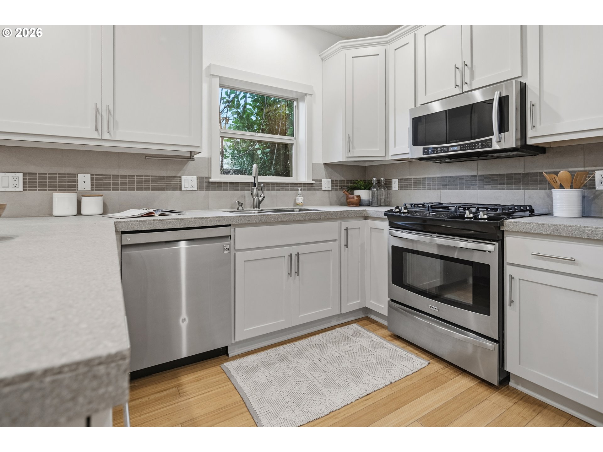 4720 N Commercial AVE