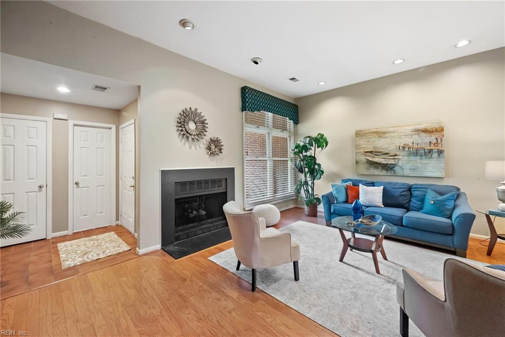 353 Pender CT