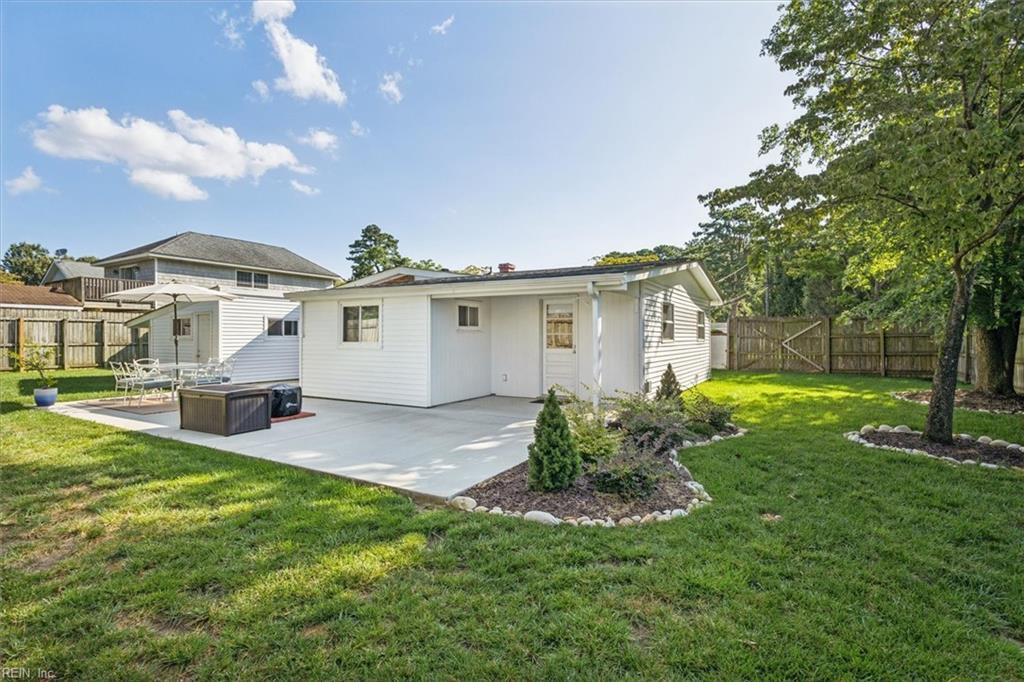 813 Davenport LN