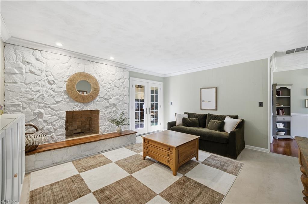 841 Queen Elizabeth DR