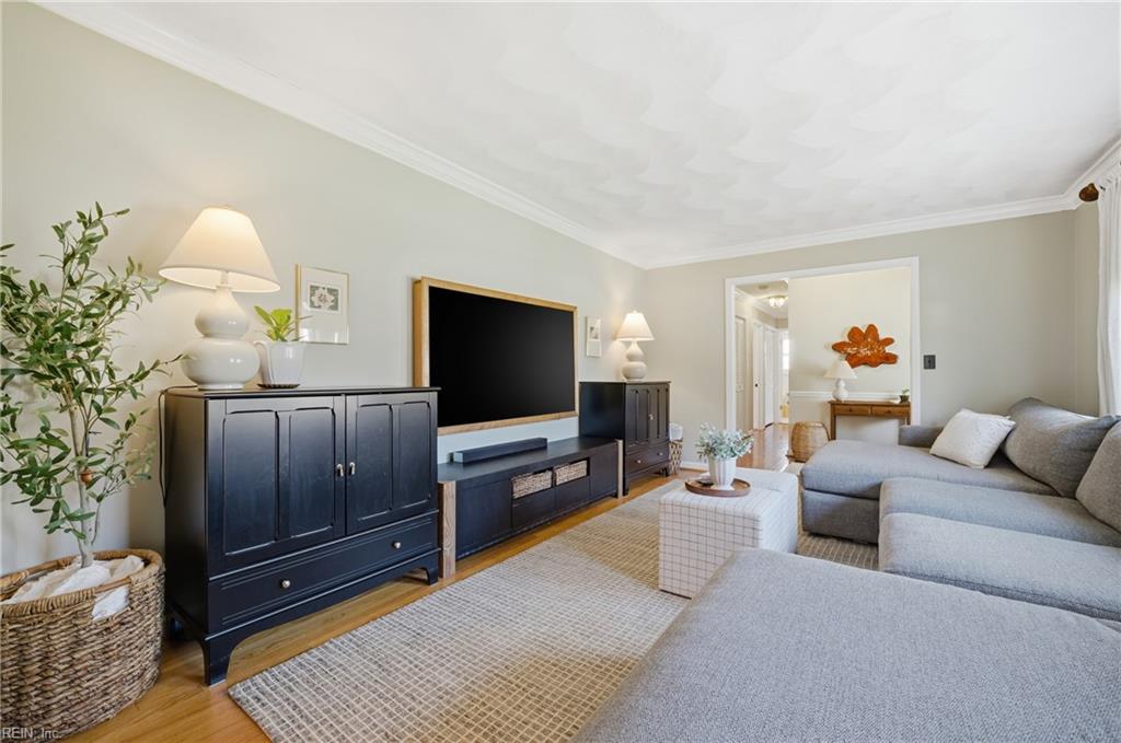 841 Queen Elizabeth DR