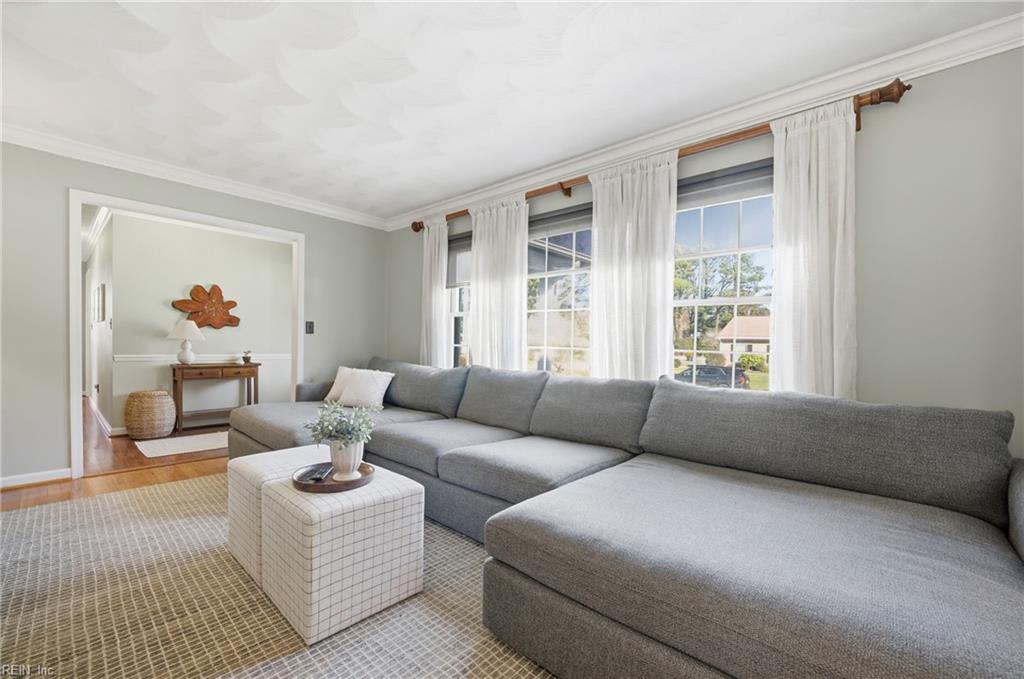 841 Queen Elizabeth DR