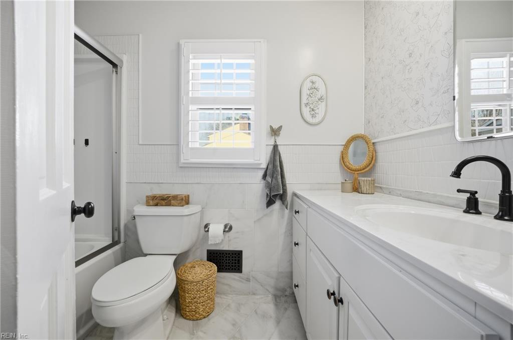 841 Queen Elizabeth DR