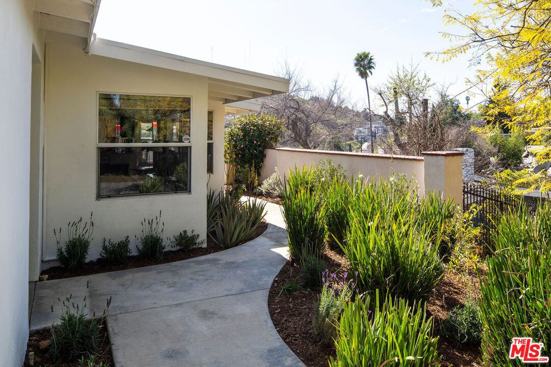 3247 Kenneth Dr