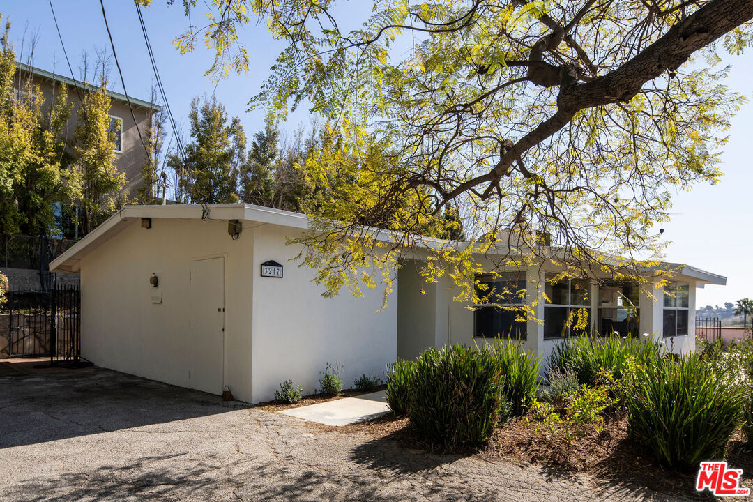 3247 Kenneth Dr