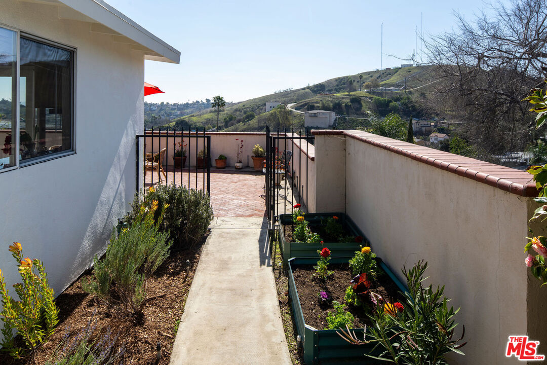 3247 Kenneth Dr