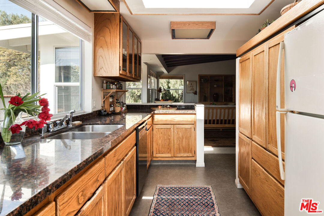 3247 Kenneth Dr