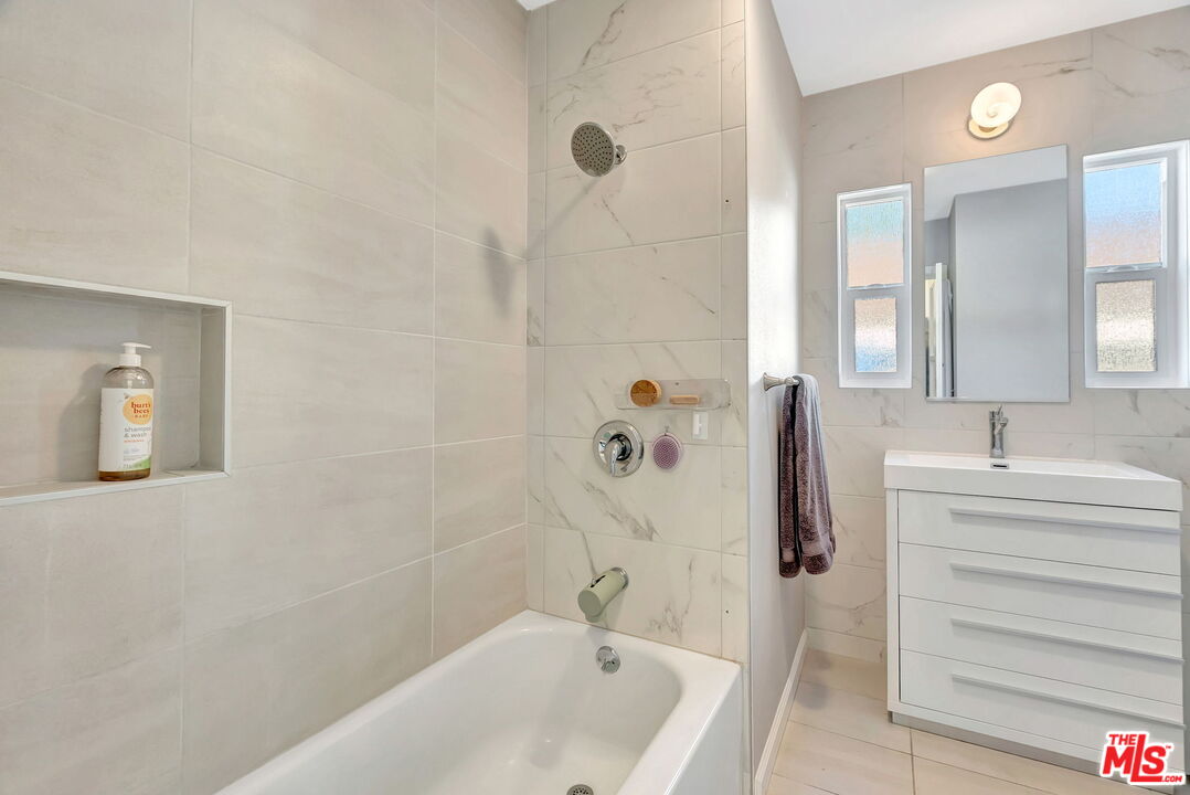 229 Isabel St