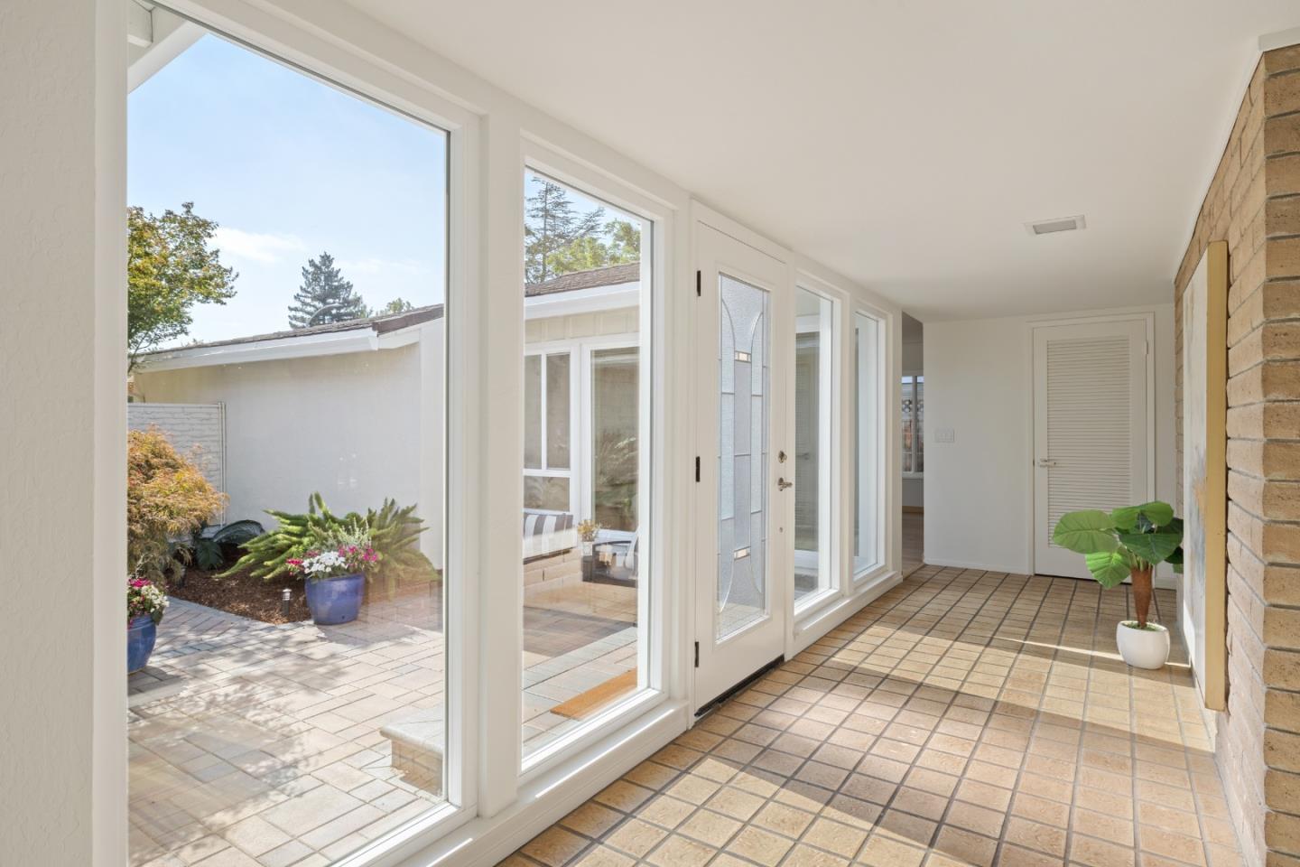 1073 Sargent DR