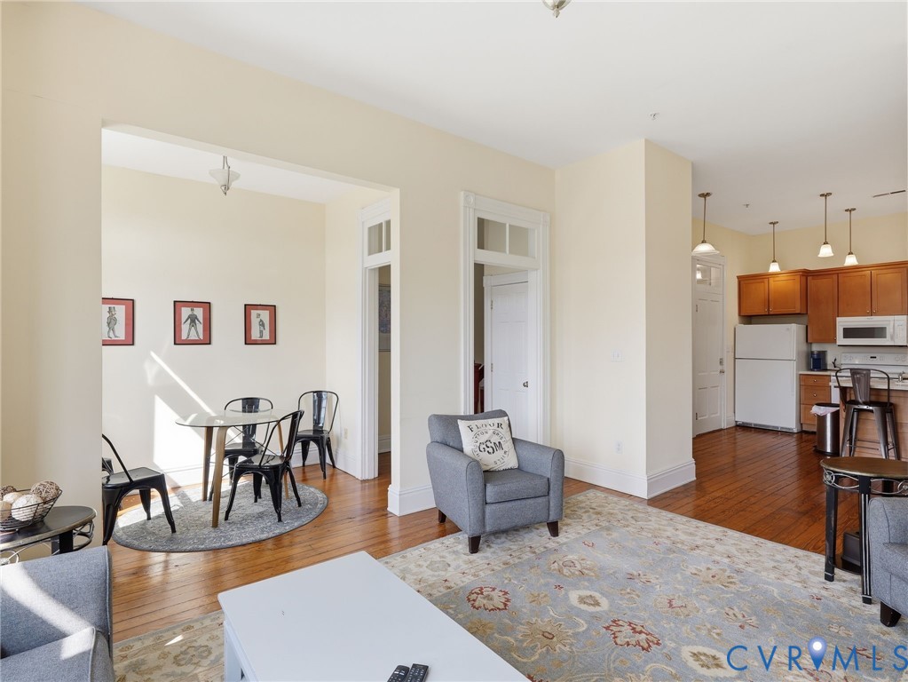 8 E Main St