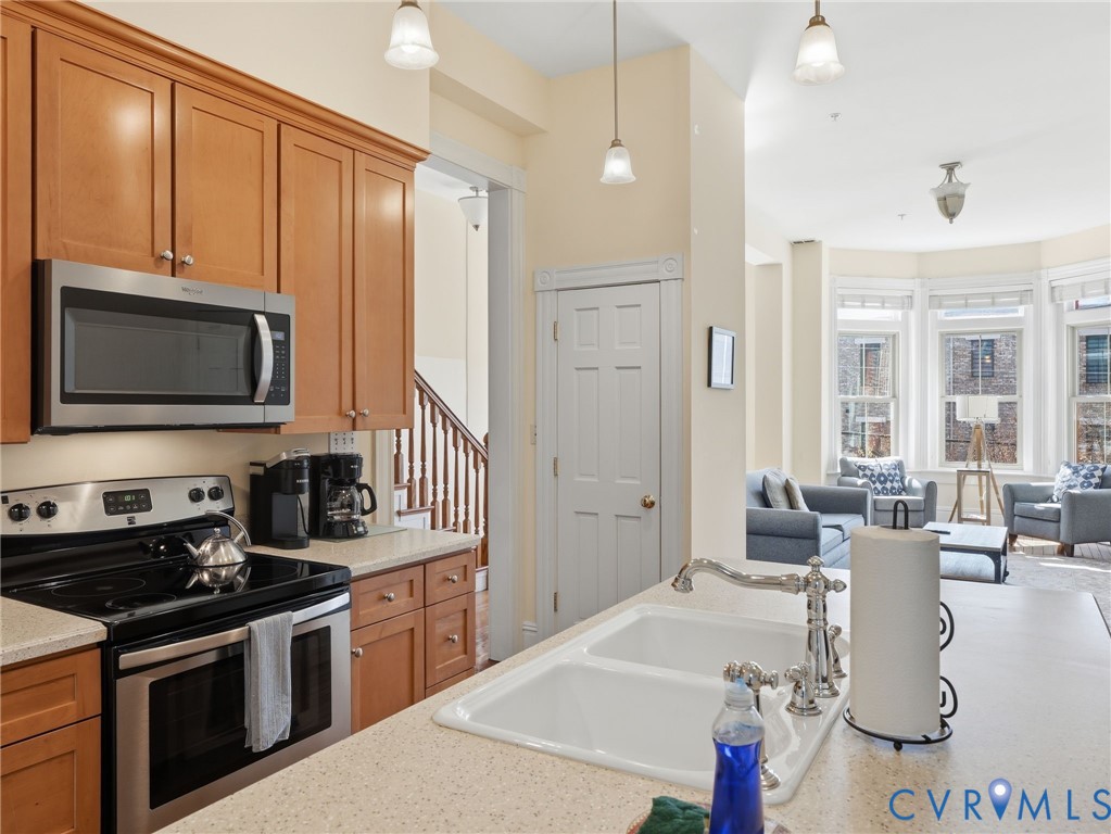 8 E Main St