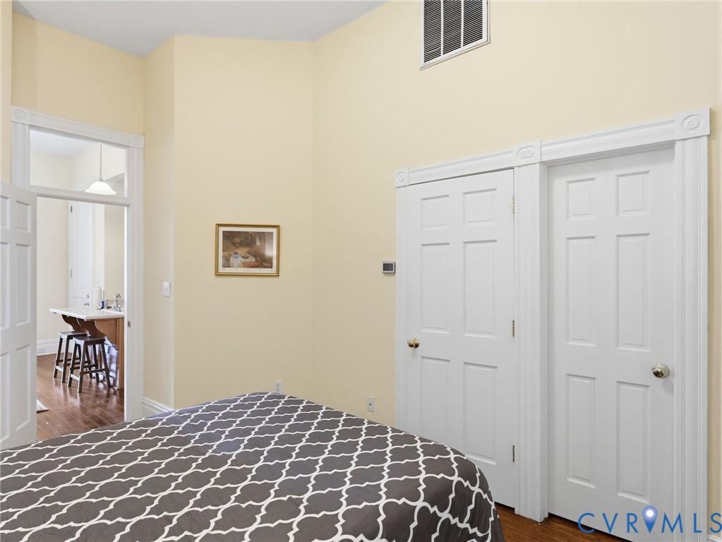8 E Main St