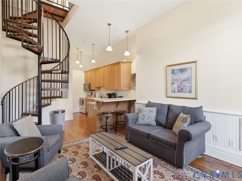 8 E Main St