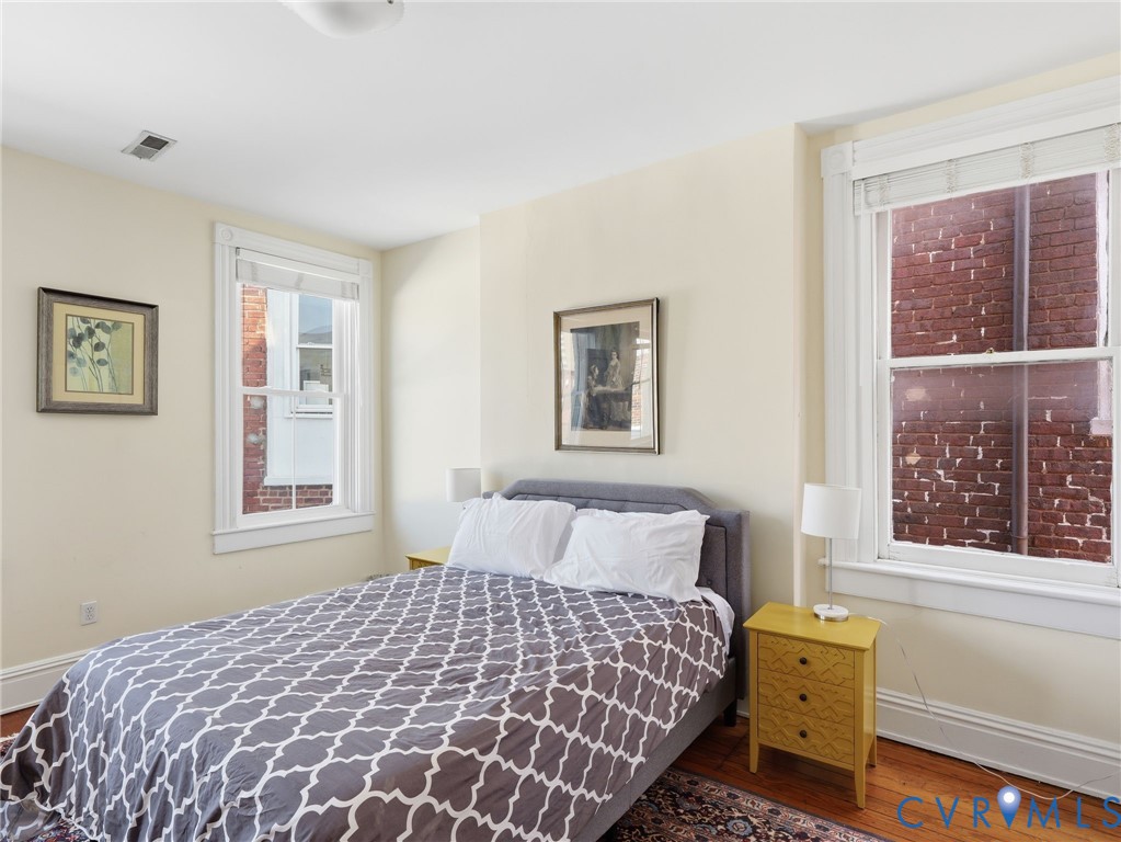 8 E Main St