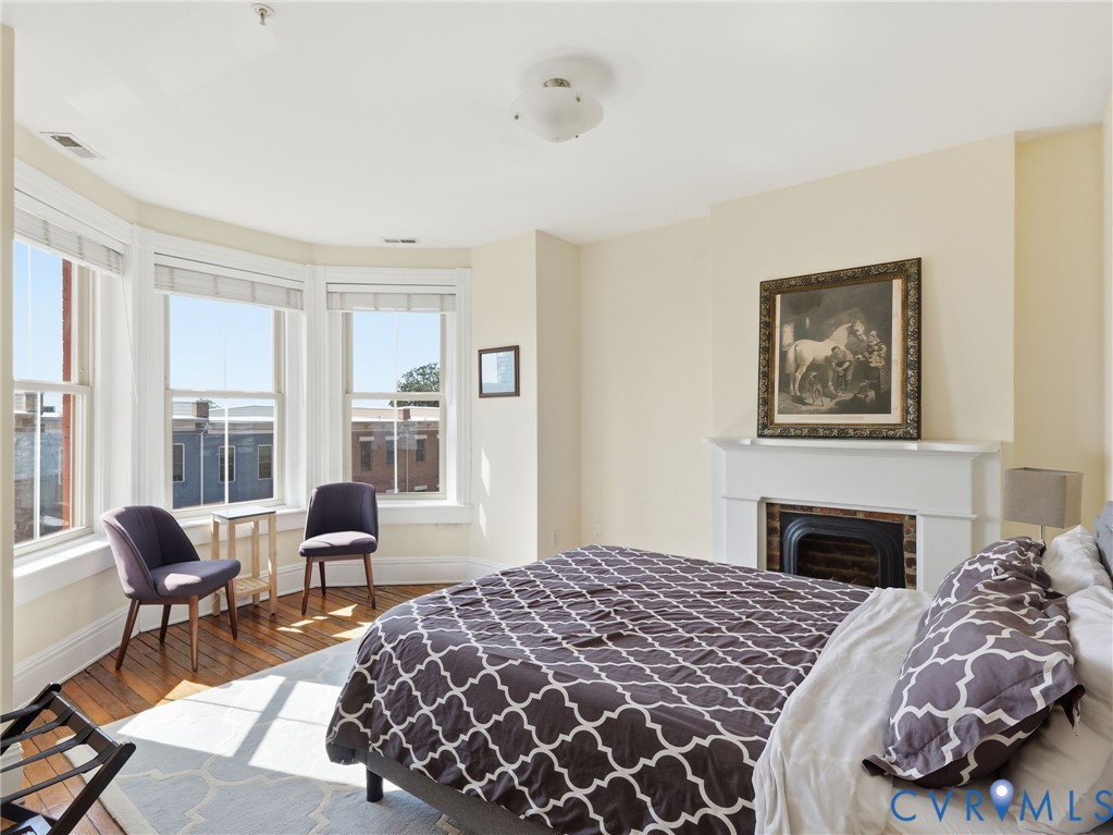 8 E Main St
