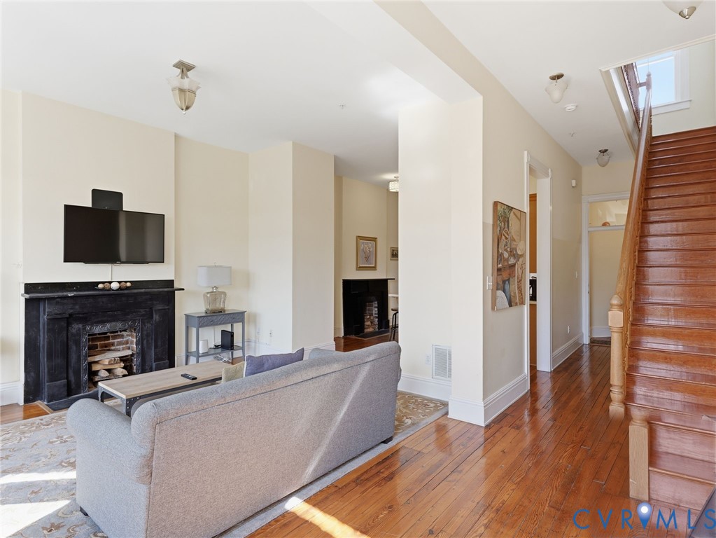 8 E Main St