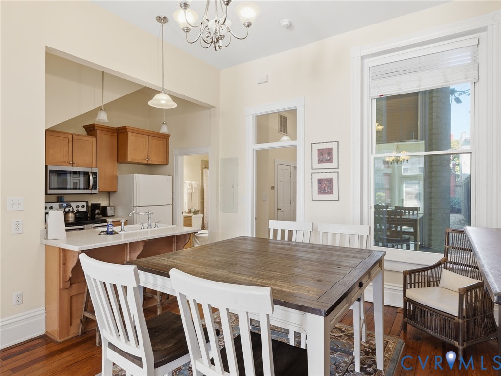 8 E Main St
