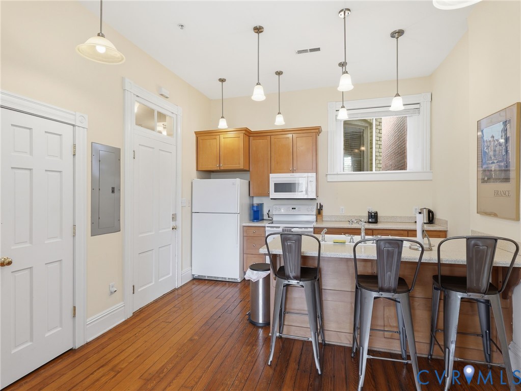 8 E Main St