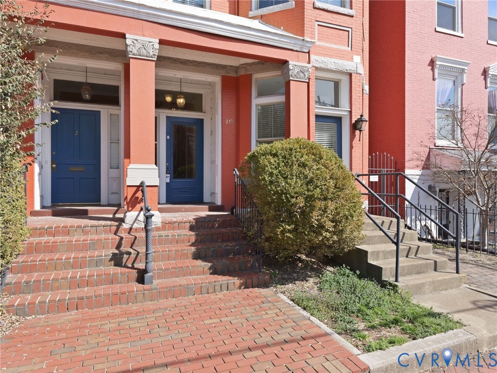 8 E Main St