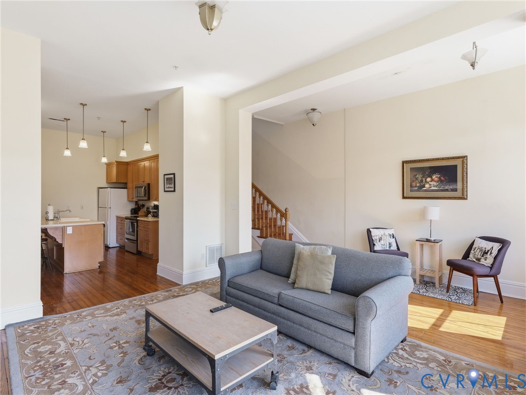 8 E Main St