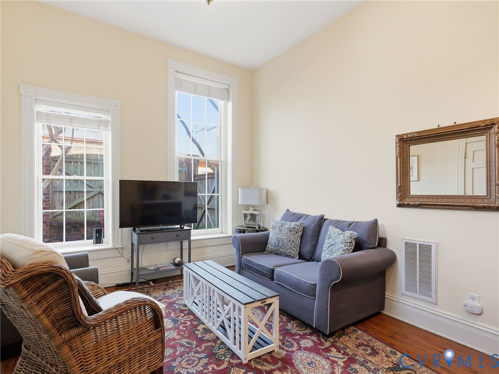 8 E Main St